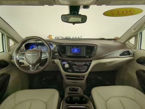 Used 2017 Chrysler Pacifica Touring-L image 20