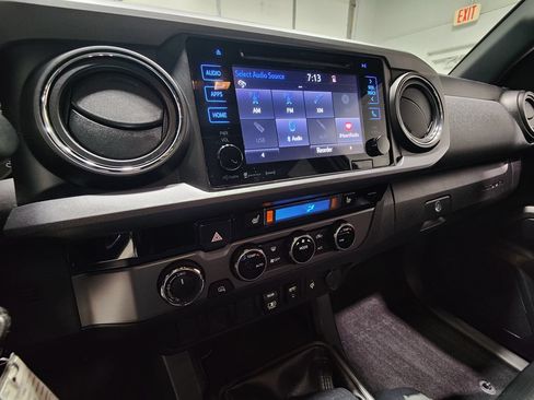 Used 2018 Toyota Tacoma TRD Off-Road w/ TRD Premium Off Road Package AWD/4WD image 38