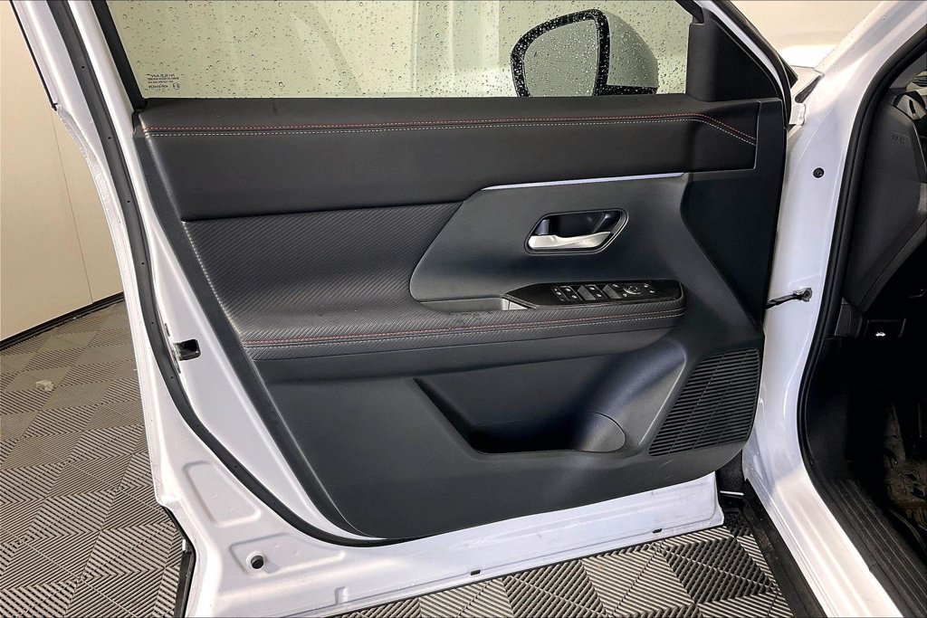 Used 2025 Nissan Kicks SR FWD image 19