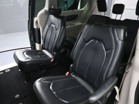 Used 2022 Chrysler Pacifica Touring-L FWD image 15