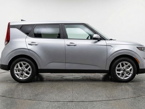 Used 2025 Kia Soul LX w/ LX Technology Package FWD image 11