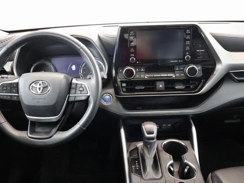 Used 2022 Toyota Highlander XLE AWD/4WD image 15
