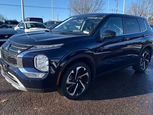 Used 2024 Mitsubishi Outlander SE image 1