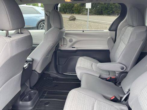 Used 2021 Toyota Sienna LE FWD image 14