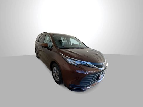 Certified 2023 Toyota Sienna LE image 2