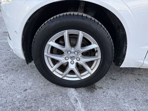 Used 2018 Volvo XC60 T5 Momentum w/ Convenience Package image 31