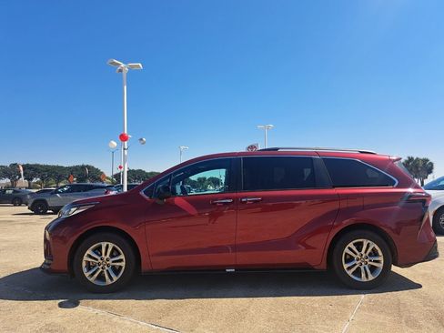Used 2022 Toyota Sienna XSE AWD/4WD image 9