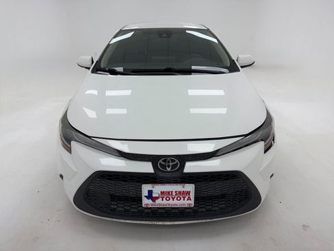Used 2021 Toyota Corolla LE image 3