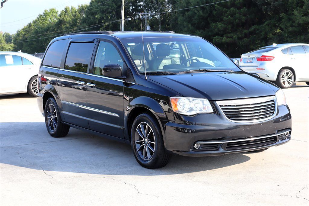 Used 2016 Chrysler Town & Country Touring FWD image 9