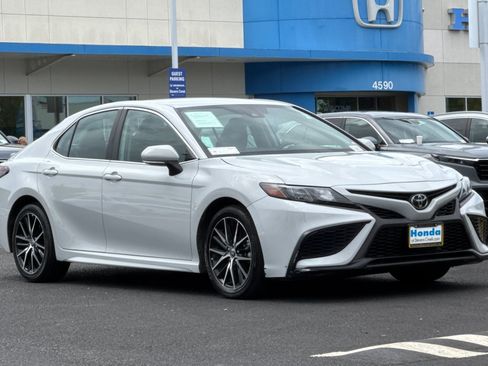 Used 2023 Toyota Camry SE FWD image 6