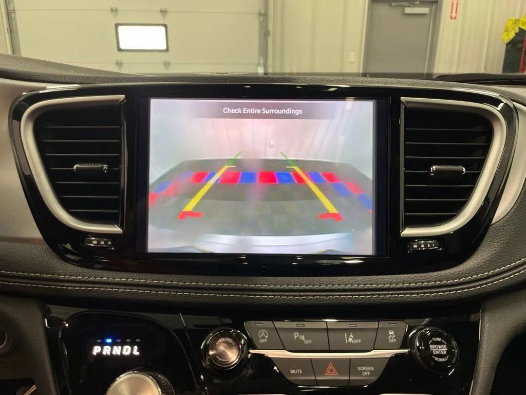 Used 2025 Chrysler Pacifica Limited FWD image 23