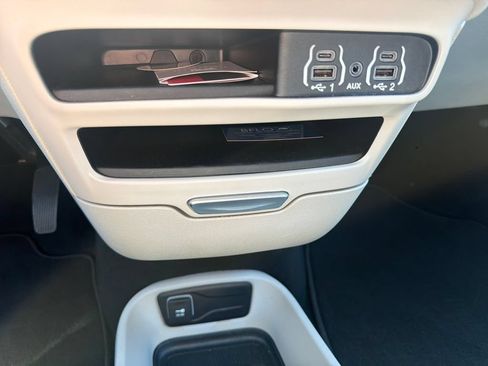 Used 2024 Chrysler Pacifica Touring-L FWD image 19