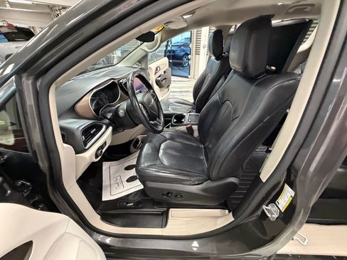 Used 2018 Chrysler Pacifica Touring-L Plus FWD image 53