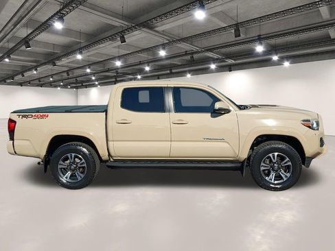 Used 2018 Toyota Tacoma TRD Sport AWD/4WD image 17