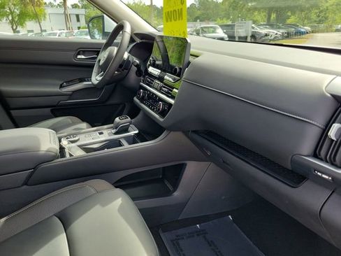 Used 2025 Nissan Pathfinder SL AWD/4WD image 34