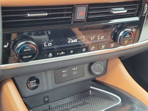 Used 2025 Nissan Rogue Platinum FWD image 28