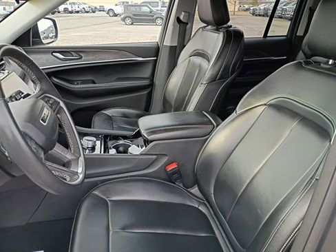 Used 2023 Jeep Grand Cherokee Limited w/ Black Appearance Package AWD/4WD image 11