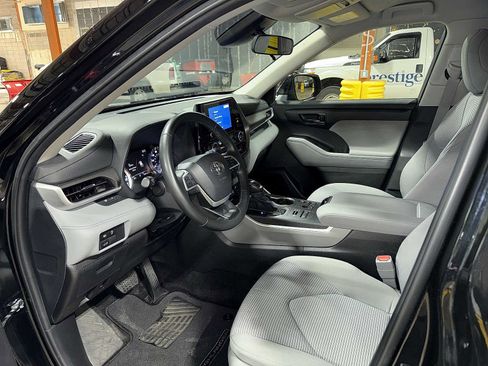 Used 2024 Toyota Highlander LE AWD/4WD image 29