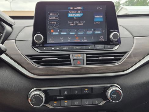 Used 2024 Nissan Altima 2.5 SV FWD image 11