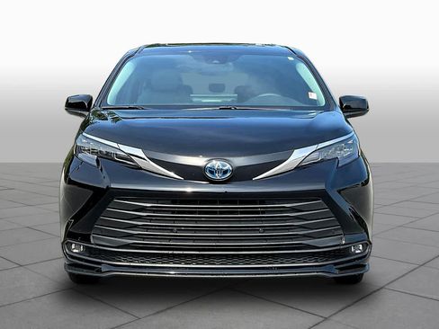 Used 2025 Toyota Sienna XLE FWD image 4