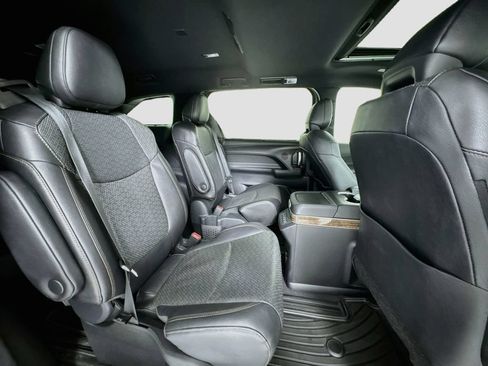 Used 2025 Toyota Sienna Platinum AWD/4WD image 31