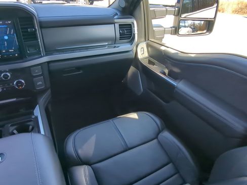 Certified 2025 Ford F450 Platinum w/ FX4 Off-Road Package image 15