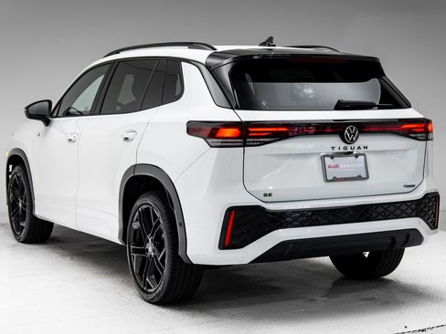 Used 2025 Volkswagen Tiguan SE R-Line AWD/4WD image 3