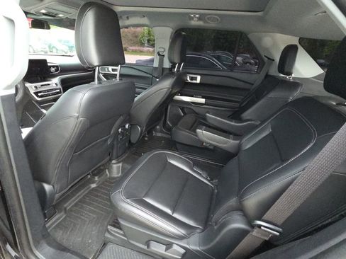 Used 2022 Ford Explorer XLT w/ Equipment Group 202A AWD/4WD image 13
