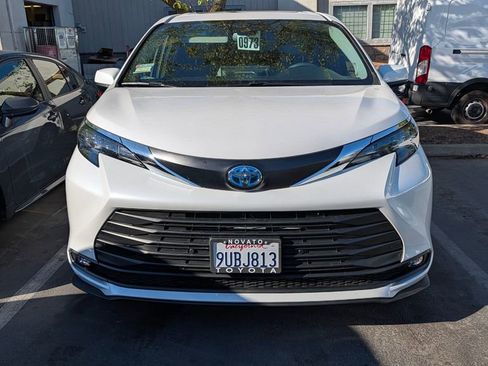 Used 2025 Toyota Sienna XLE w/ XLE Plus Package AWD/4WD image 7