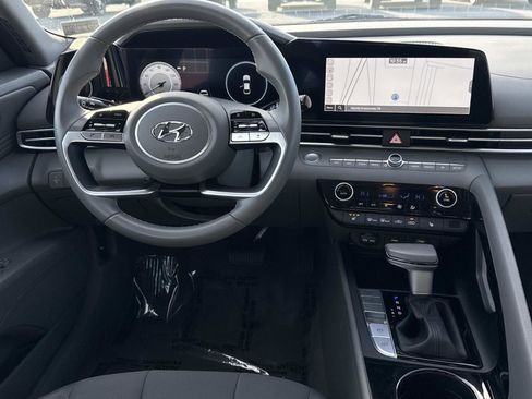 Used 2023 Hyundai Elantra SEL w/ Convenience Package image 2