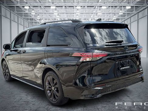 Used 2021 Toyota Sienna XSE w/ XSE Plus Package FWD image 3