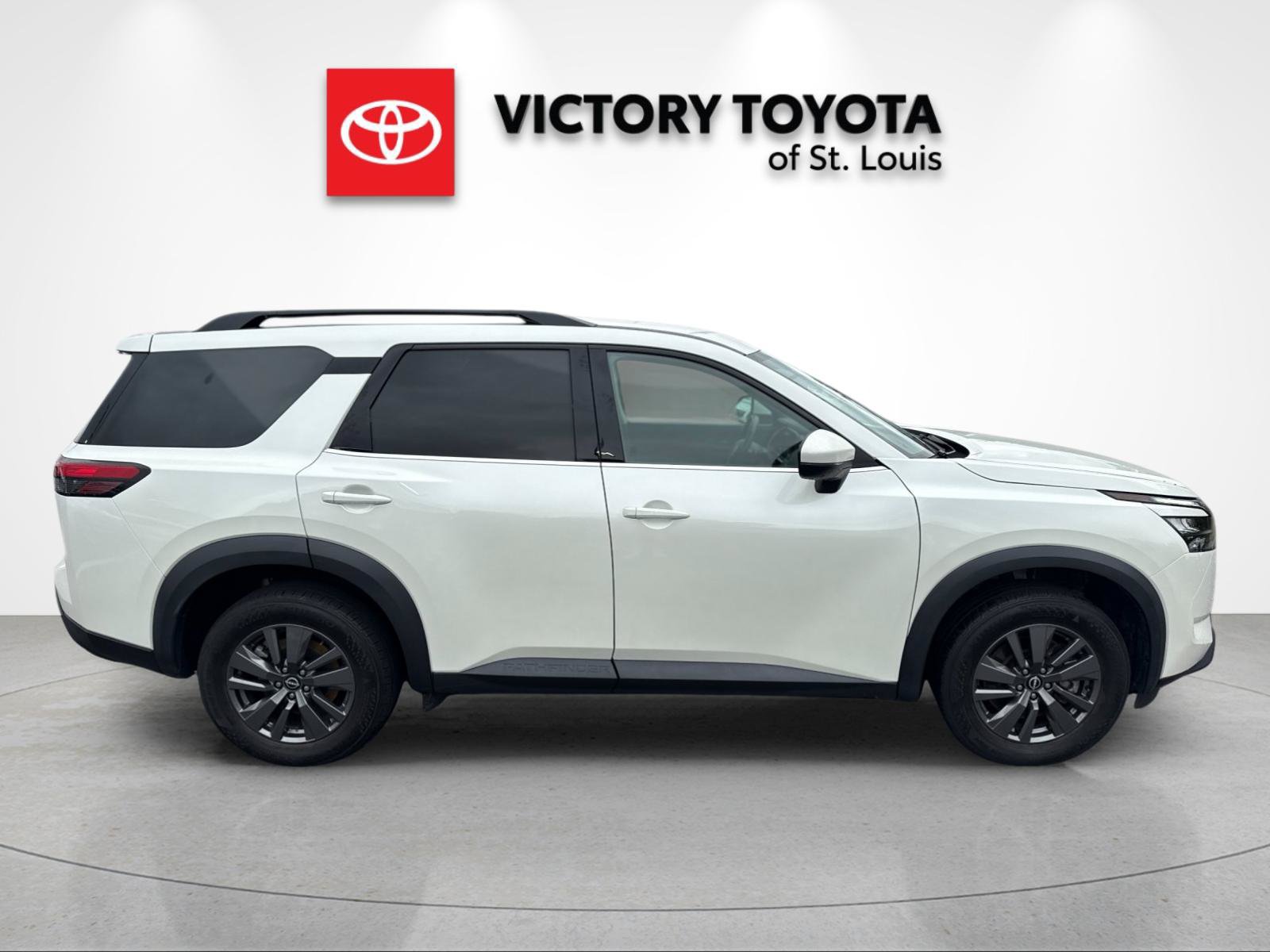 Used 2024 Nissan Pathfinder SV FWD image 2
