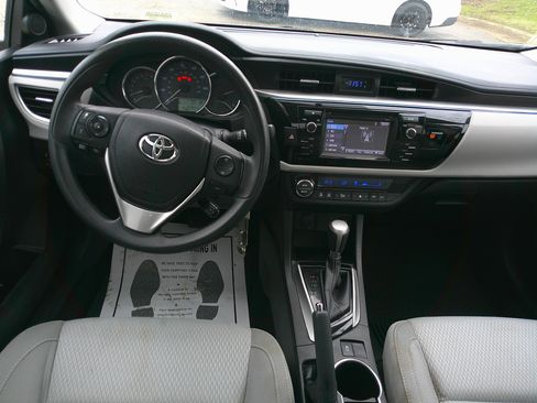 Used 2016 Toyota Corolla LE image 30