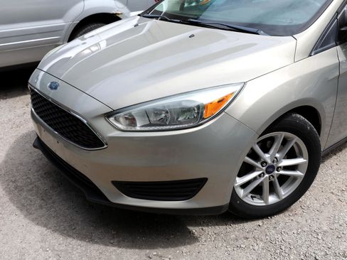 Used 2015 Ford Focus SE image 2
