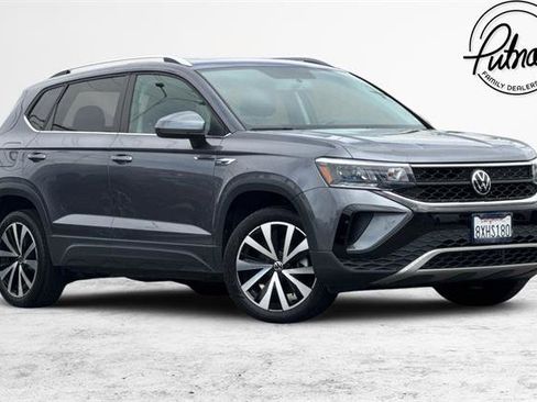 Used 2022 Volkswagen Taos SE w/ Panoramic Sunroof Package FWD image 1