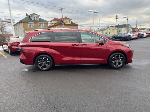 New 2025 Toyota Sienna Platinum image 2