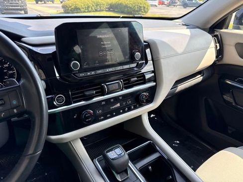 Used 2022 Nissan Pathfinder SV AWD/4WD image 16
