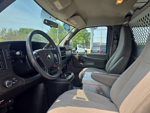 Used 2015 Chevrolet Express 2500 RWD image 17