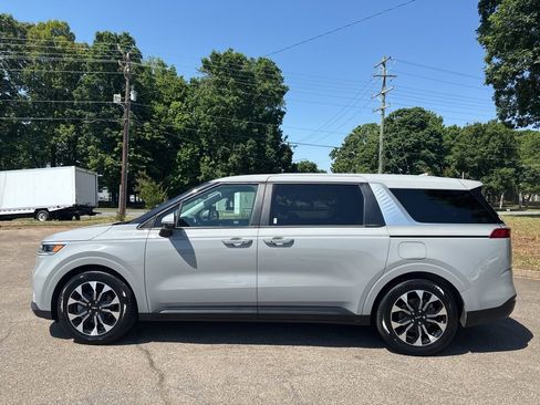 Used 2022 Kia Carnival EX FWD image 2
