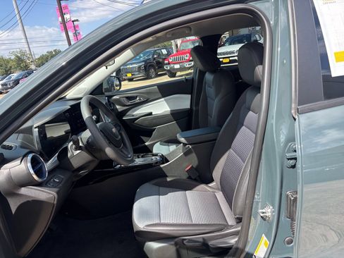 Used 2025 Chevrolet Trax LT FWD image 25