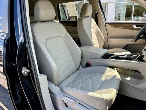 Certified 2025 Volkswagen Atlas SE FWD image 24