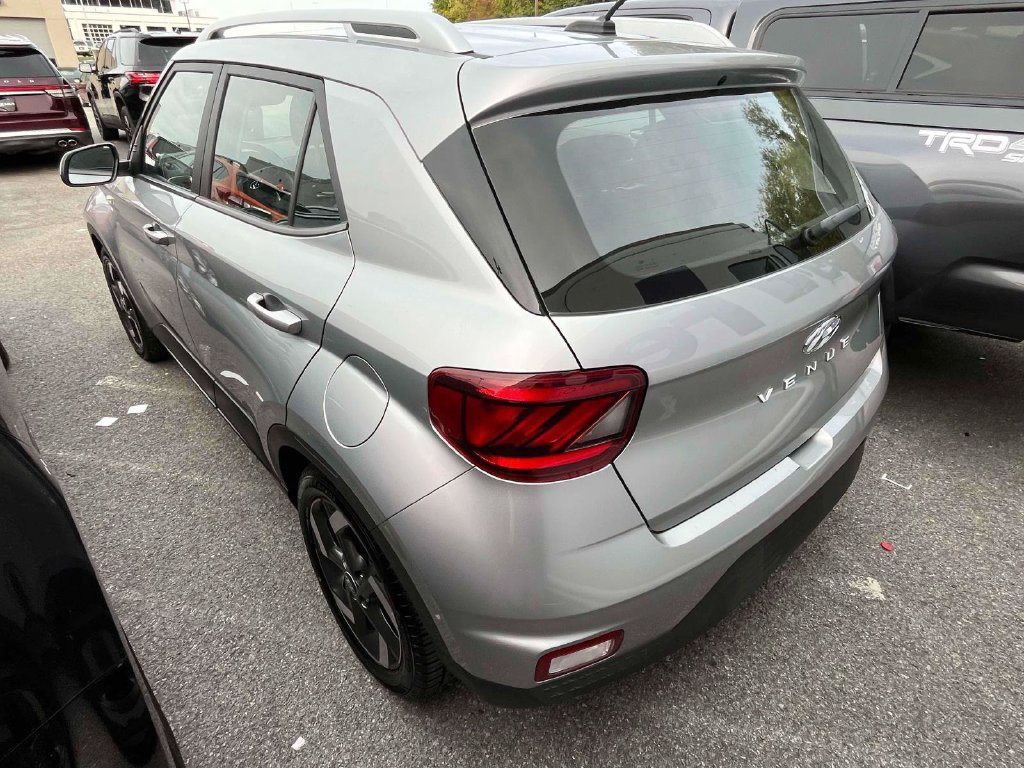 Used 2025 Hyundai Venue SEL FWD image 3