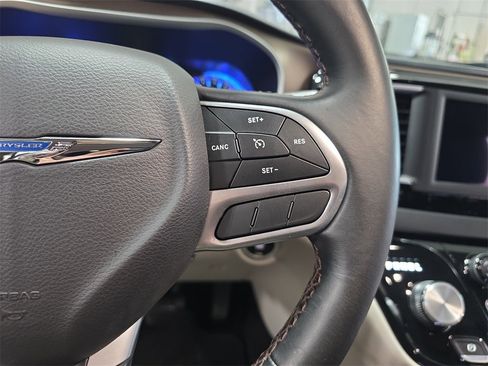 Used 2018 Chrysler Pacifica Touring-L image 18