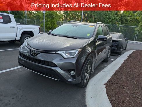 Used 2017 Toyota RAV4 XLE AWD/4WD image 4