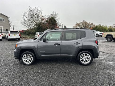 Used 2022 Jeep Renegade Latitude image 2