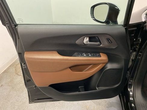 Used 2017 Chrysler Pacifica Limited w/ UConnect Theater Package image 24