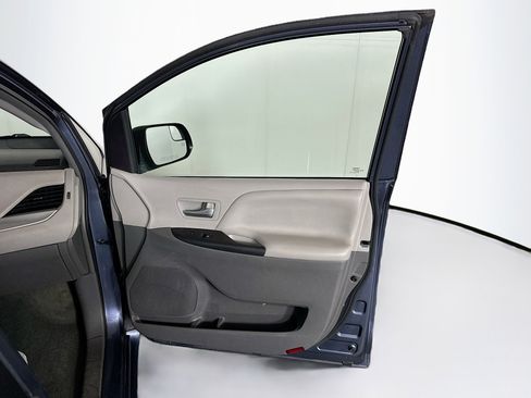 Used 2016 Toyota Sienna LE FWD image 31