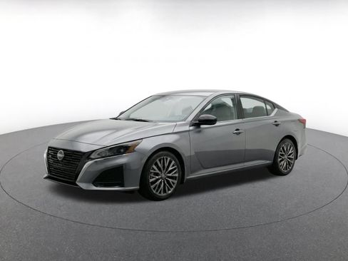 Used 2025 Nissan Altima 2.5 SV FWD image 3
