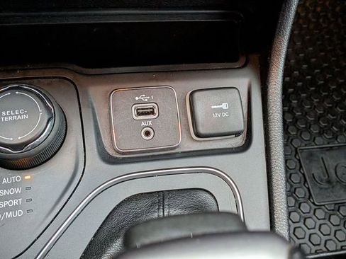 Certified 2019 Jeep Cherokee Latitude Plus w/ Cold Weather Group image 22