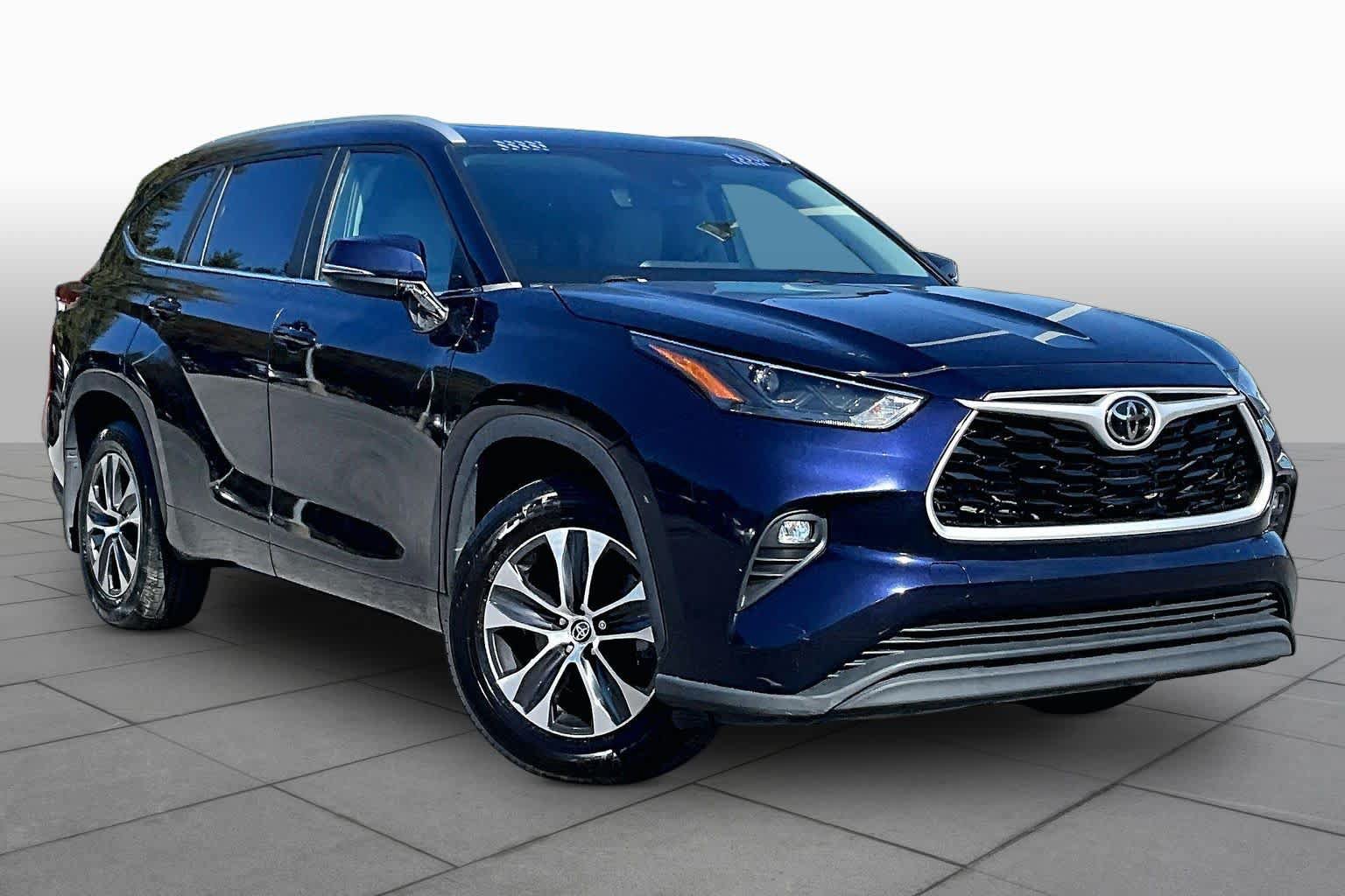 Used 2023 Toyota Highlander XLE FWD image 3